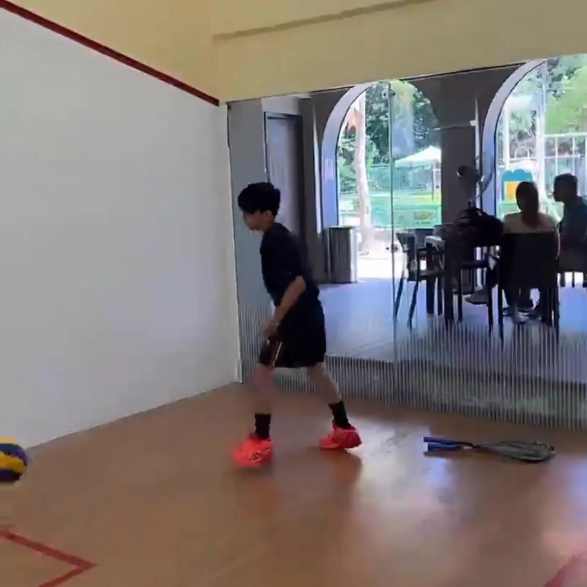 张柏芝|张柏芝陪二儿子打球，11岁小Q又长高不少，打球模样阳光帅气