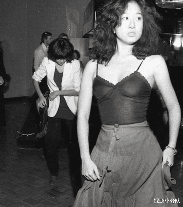 豪门明星|坐拥40亿身家的富婆，71岁的脸20岁的身材，勇甩小36岁鲜肉男友