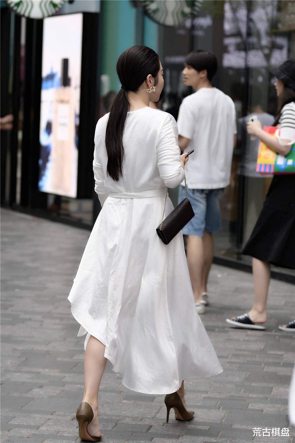 荒古棋盘|褐色尖头细跟鞋，搭配白色连衣长裙，穿出仙女风
