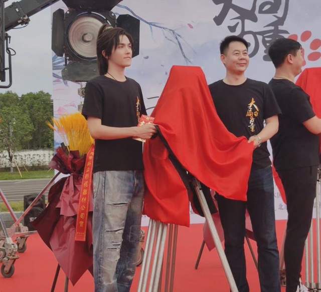 杨幂|效仿李柄熹出道？吴永恩拍广告大片稳居C位，王令尘、董力靠边站