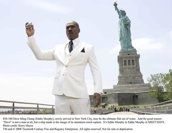 外星人 迷你外星人驾驶人形飞船，来地球偷水