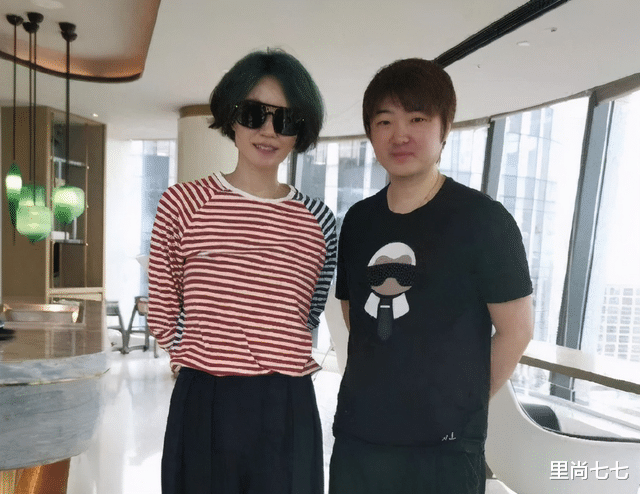 吴亦凡|王菲复工,4助理伺候返8000万豪宅休息,剪超短发脖颈前倾得厉害