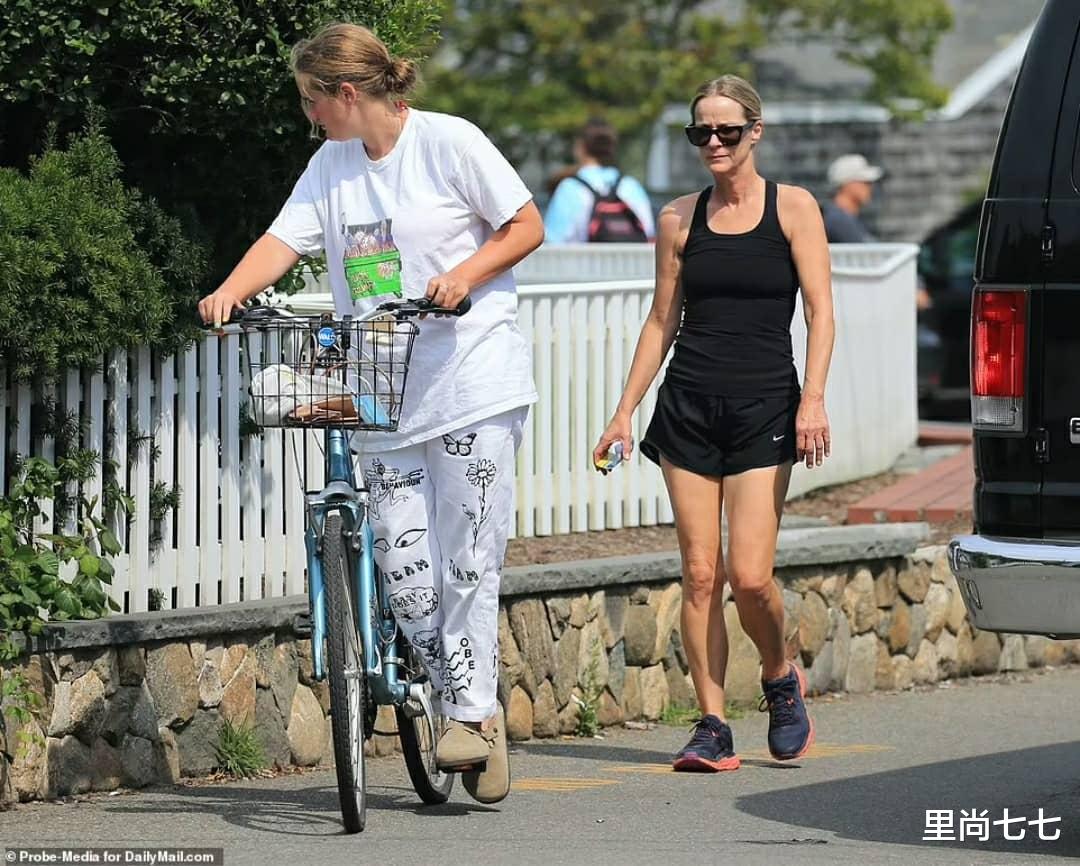 里尚七七|拜登180斤胖孙女罕见出街，穿家居服像中年妇女，前儿媳一脸凶样