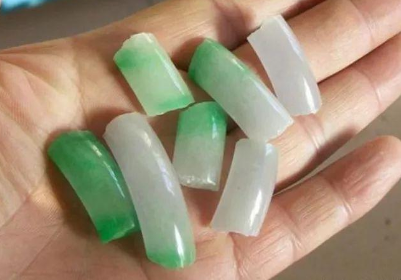 翡翠|翡翠碎了先别丢，试试这招，说不定就能抢救回来