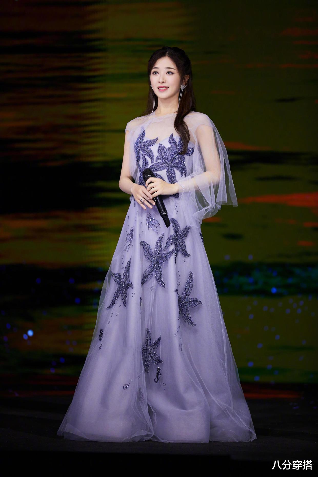 张俪 张含韵也太会保养了!穿鎏光礼服裙温柔高贵,32岁看着像00后