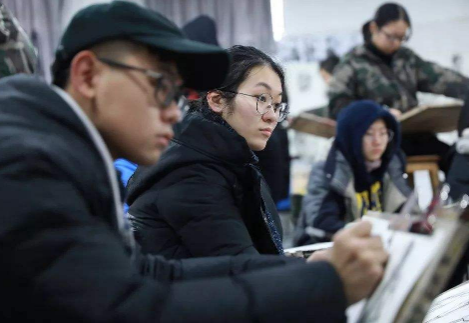 安妈育儿日|美术生巧用圆规画圆，最后作品很惊艳，网友：吃了几个打印机？