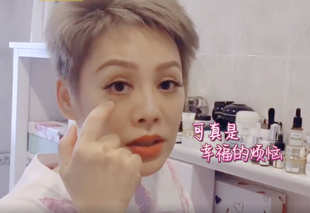 |宁静豪宅引唏嘘！插线板随地扔，客厅被健身器材堆满，浴室就拉个帘？