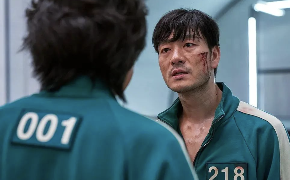 鱿鱼游戏|《鱿鱼游戏》终极对决,获456亿后成奇勋为何沦为流浪汉?