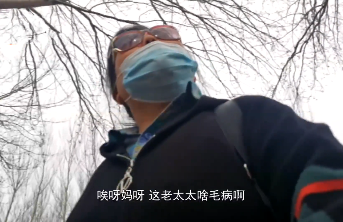 大城侃社会 老人躺路边不动乞讨，听到有人报警后，立马起来拔腿就跑