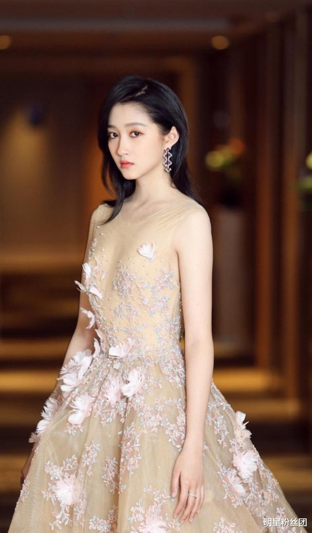 关晓彤|关晓彤最新营业照曝光，真的瘦了很多，95后小花还有她的位置吗