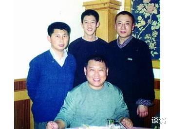 侯耀华|侯耀华“经纪人”讽刺郭德纲:6年没为师傅侯耀文扫过墓,大家都知道