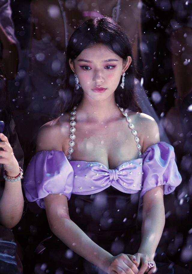 Lady变美日记 被林允的美貌惊艳到了，身穿紫色挂脖珍珠裙，肉肉身材好可爱