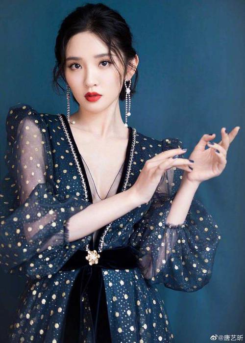 张若昀|张若昀唐艺昕喜迎结婚两周年纪念日，老公下厨做饭， 老婆插花晒照