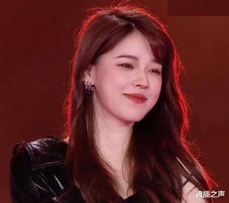 |真把粉丝当兄弟？沫子带大家参观自己的卧室，地上衣服成亮点！