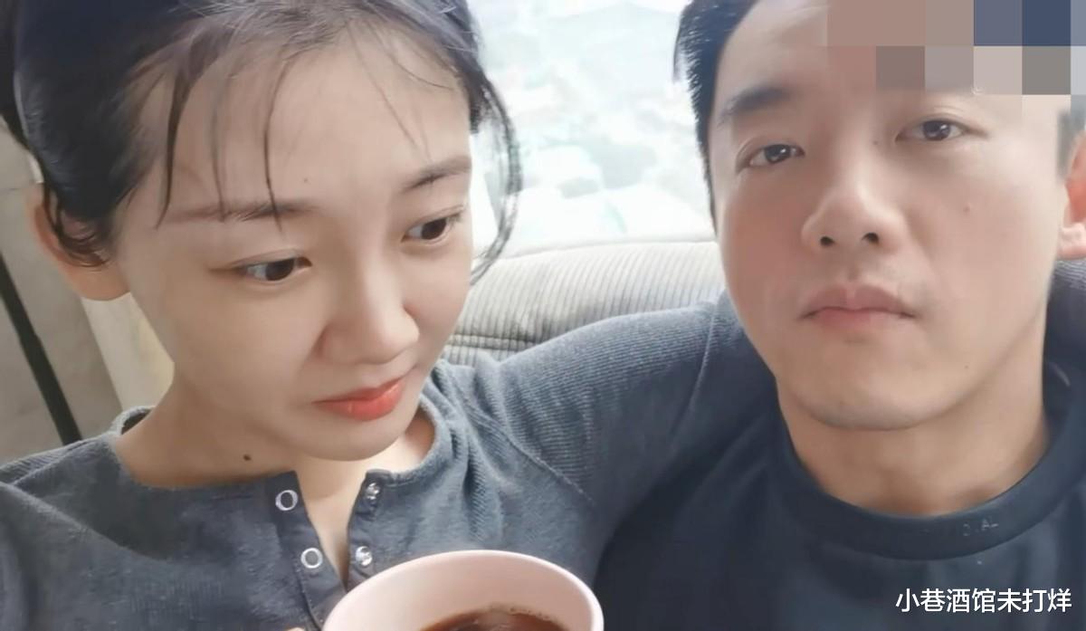 安以轩|郑恺一大早就忙带娃，牵着女儿的手练走路，还把苗苗拉入怀里腻歪