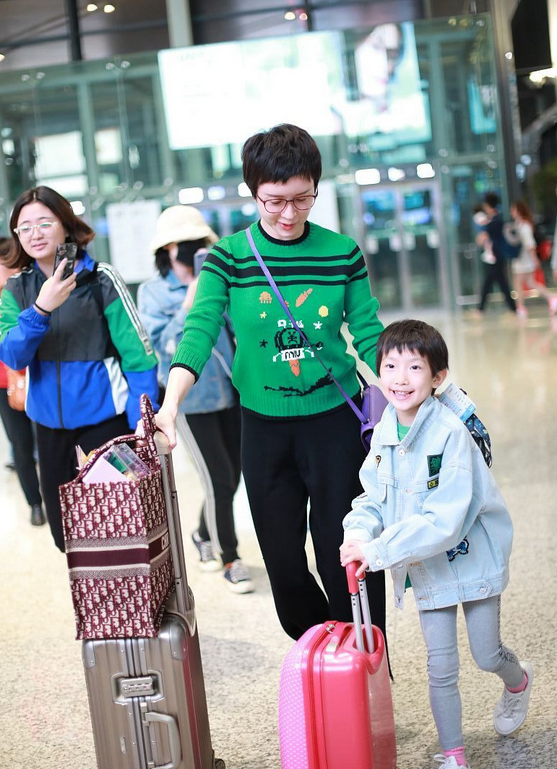 短发|金巧巧45岁还这么美，剪超短发俏皮又少女，身边的女儿撞脸杨洋