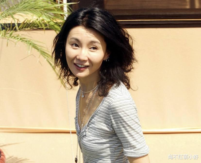 文咏珊|57岁张曼玉瘦了也好看，穿素衣低调玩耍，满面笑容依旧优雅从容