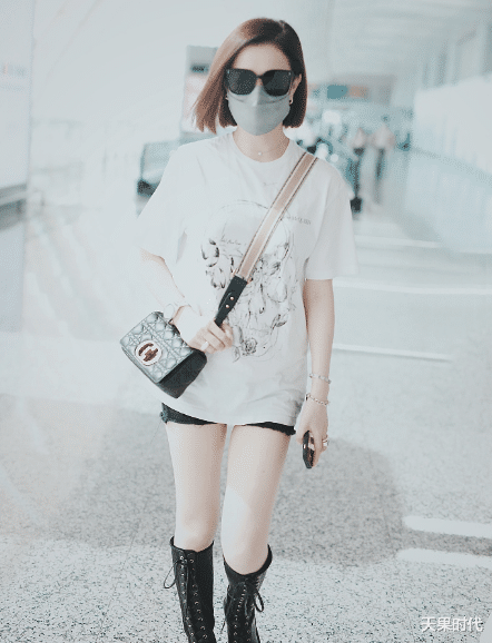 长靴|余诗曼玩“下衣消失”，脚踩长靴双腿白到发光，短发墨镜酷飒满分
