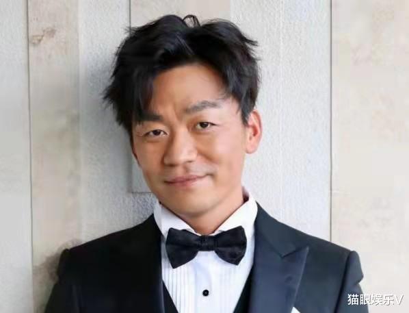 成龙|王宝强挑战爆炸头,裹着军大衣打扮接地气,美女助理在身旁紧跟