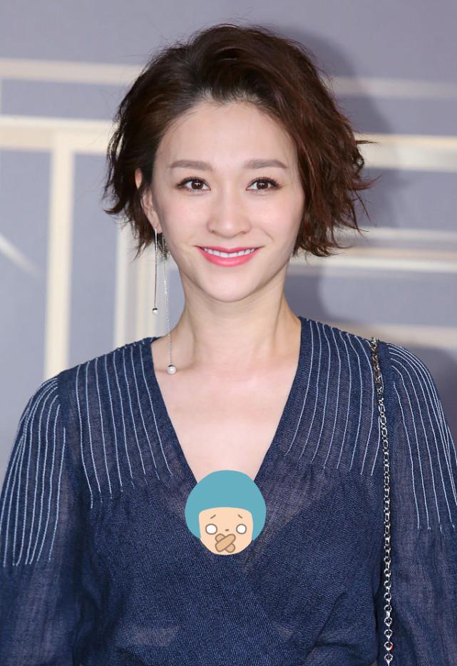 发型|上了年纪的女明星太在乎头发了，弄的好蓬松，李小冉像戴了假发