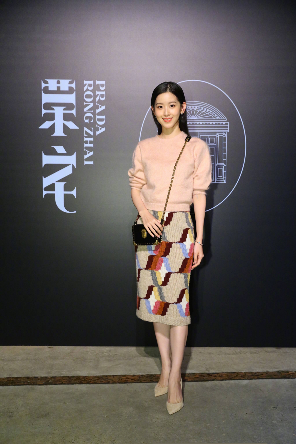 哚乐Like时尚 奶茶妹妹越来越有阔太范，穿红色小香风编织裙清甜高雅，惊艳逆袭