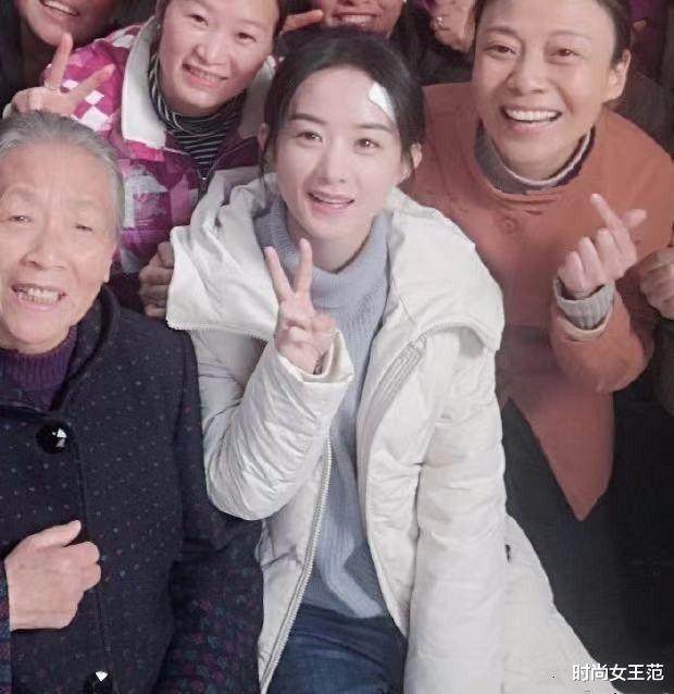 赵丽颖|赵丽颖杀青跟当地村民合影，跟阿姨差不多老，就是化了妆白一点！