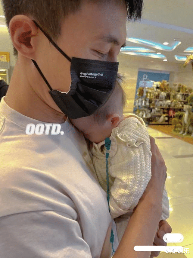 吴谢宇|王灿抱女儿走累了，老公杜淳当“人肉沙发”，一家三口高调秀幸福