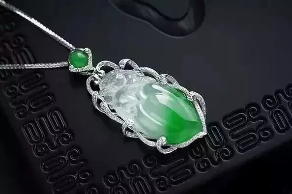 翡翠|大妈戴了款4色玉镯，炫耀说价值300万，行家惊呼：一条“色”得值一个亿。