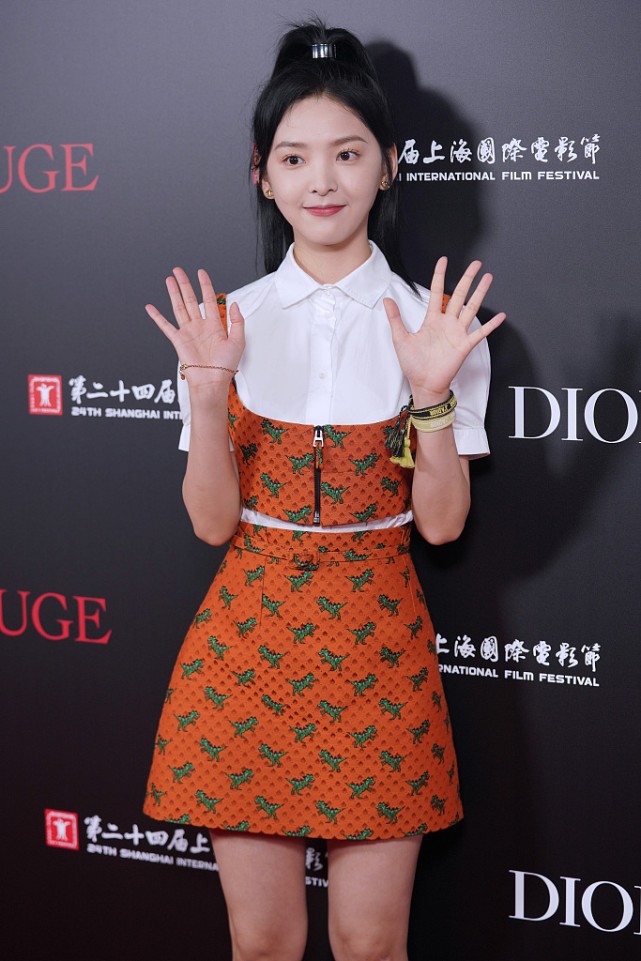 Lady变美日记|“机智的上半场”开播！女主章若楠成焦点，私下叠穿造型更精彩