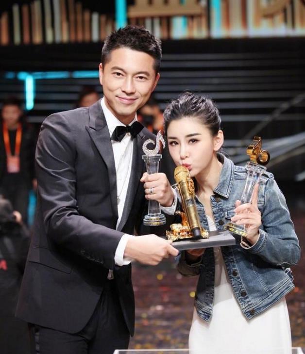 李小萌|她出道21年从不接吻戏，初吻留给丈夫，36岁像18岁少女