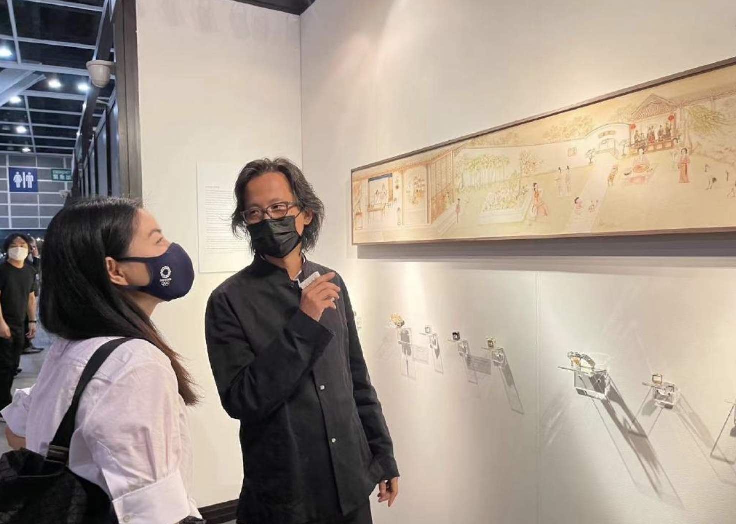 郭晶晶|霍启刚携妻恩爱观展，背后偷拍变老婆奴，郭晶晶穿搭得体衣品上升