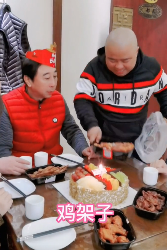 冯巩|64岁冯巩庆生现场曝光！桌上4个卤菜好简朴，被糊一脸奶油好欢乐