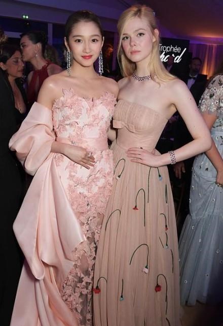 小陈有说 关晓彤这套缎面礼服美呆了，透视网纱设计，一双大长腿藏不住