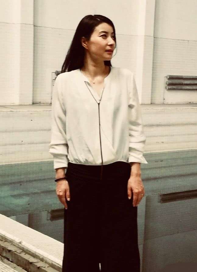 闲鱼有话说|郭晶晶运动天赋真强，穿55元飞跃鞋玩滑板，动作潇洒比霍启刚还帅