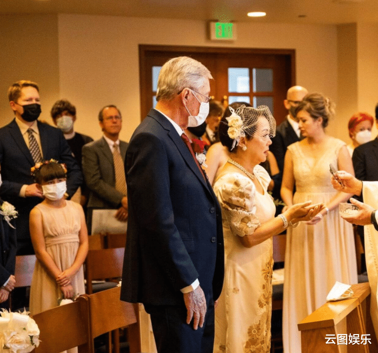 妲己|老戏骨送73岁亲姐出嫁,大赞外国姐夫很绅士!新郎新娘拥吻太浪漫