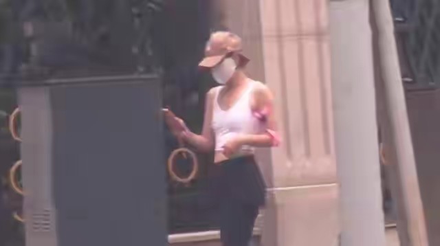 时尚风行派|45岁马伊琍私下打扮太清凉！穿无痕小背心出街真随意，暴瘦得像竹竿