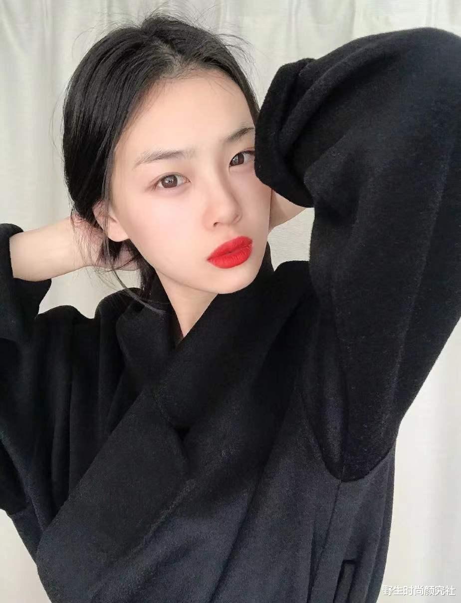 大衣 讲真,冬天穿大衣别只涂正红色,换一支口红更有气质
