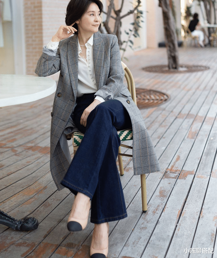 小陈聊搭配 这才是50岁女人该有的大衣打扮，保暖又高级，妈妈们可以照着穿