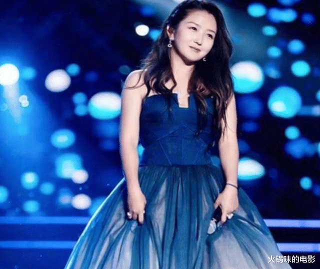 何洁|“超女”何洁瘦出新高度,体重90斤,甜美而不失优雅,状态似少女