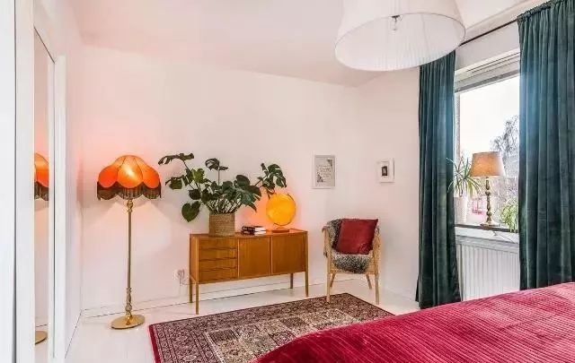 小户型76平,老婆非要装这种浴室,厨房贴墙纸!