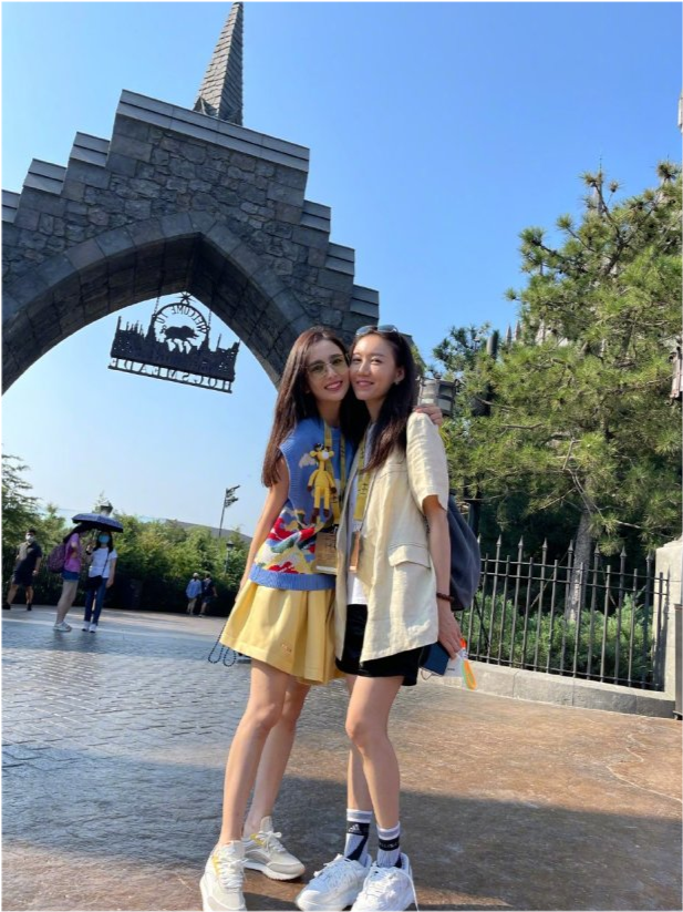 高露|高露佟丽娅罕见同框！佟丽娅穿学院装少女感爆棚，比高露都还要美