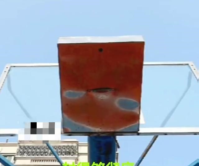 篮球|广东佛山：奇葩球场投篮筐竟被铁盒封住，居民：单位有活动才打开