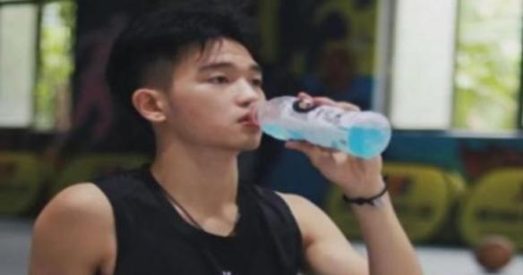 天明情感说 体育课上，男生认为很掉价的动作，却可以让女生有心动的感觉