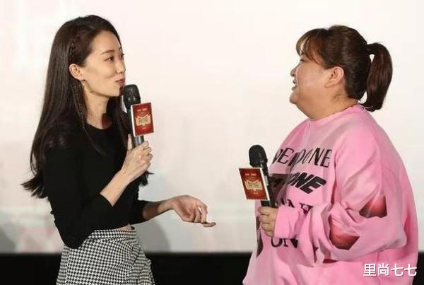 张小斐|票房答谢会，贾玲穿粉红裙装一脸娇憨，张小斐小露蛮腰身材吸睛