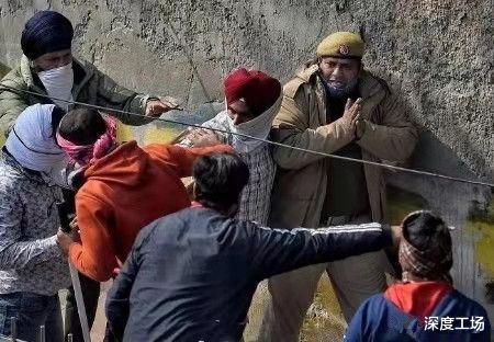 印度農民持馬刀奪取新德裡皇宮：大群印度警察集體跳4米崖壁逃生-圖9