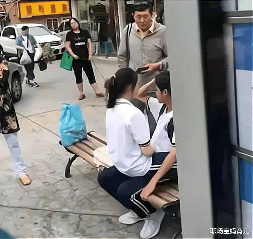 俩初中生在公交站牌旁做“不雅”动作,路过的大叔看不惯直接批评