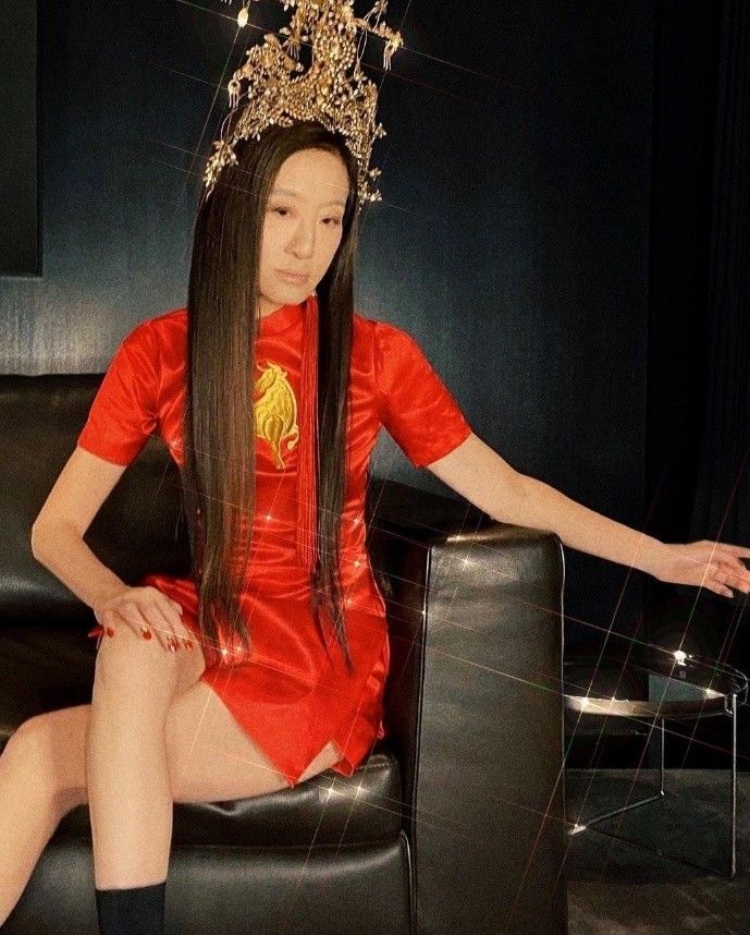 明星|72岁身家亿万的“婚纱女王”：自拍像少女，在好友合照里现了原形