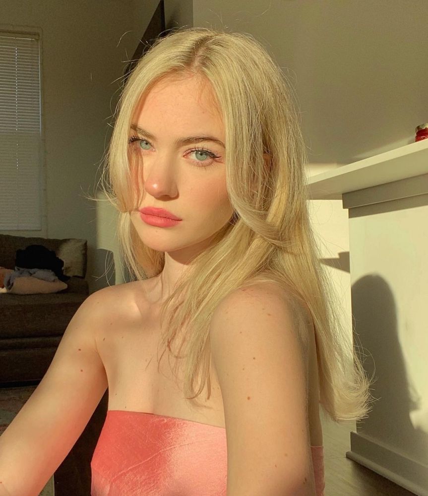 明星素颜|21岁金发女化身迪斯尼公主吸粉百万,天使级素颜脸孔被封人间芭比