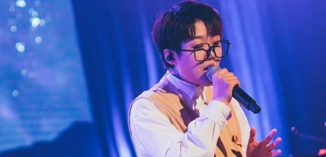 巩俐|《好声音》结束两个月，王靖雯加盟《闪光的乐队》，伍珂玥呢？