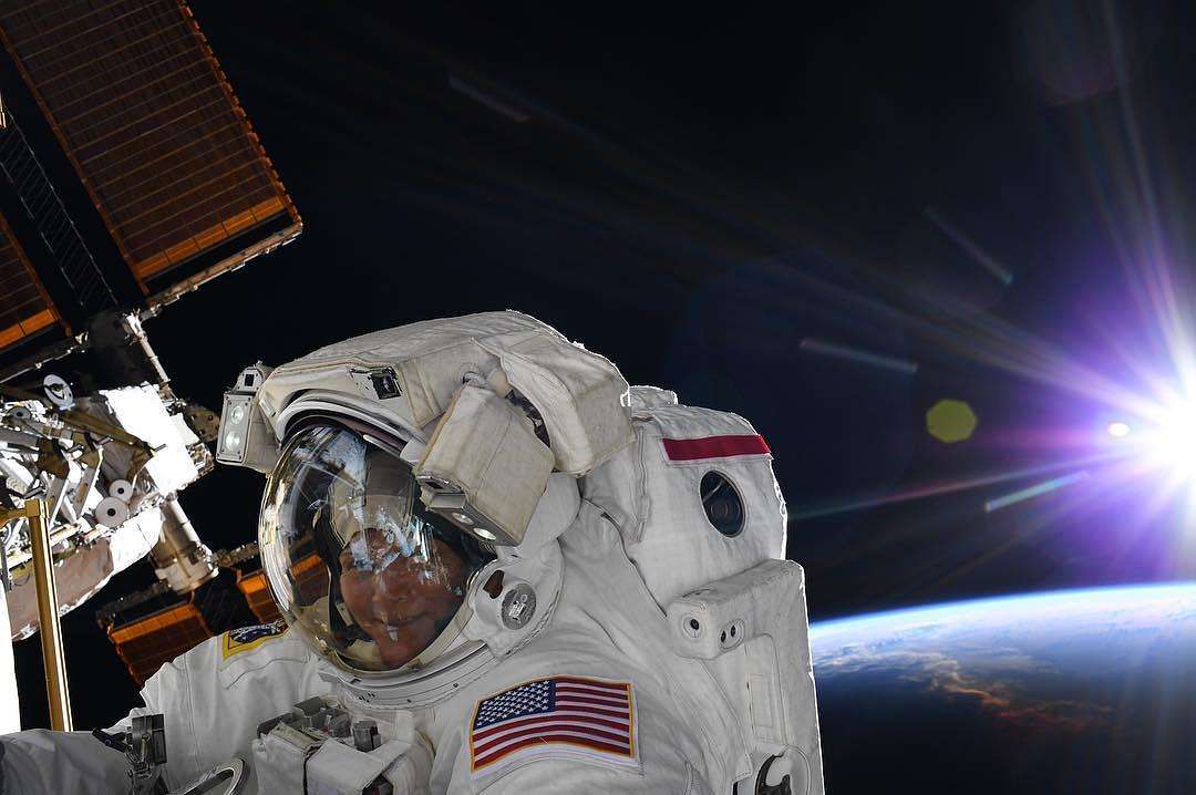 大家被NASA“骗”了？神舟十二号航天员出舱后，暴露太空原本面貌